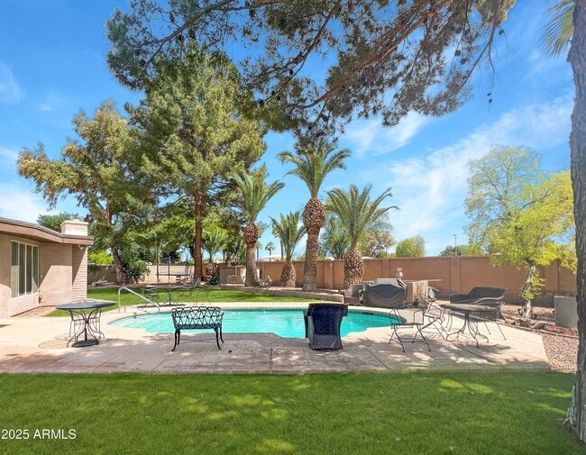 Building Photo - 481 W Half Moon Way