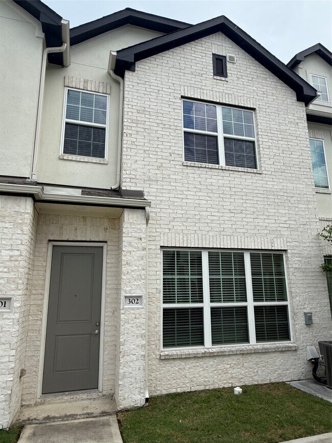 Building Photo - 12400 Greens Rd
