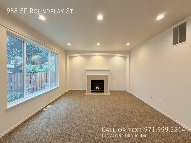 Building Photo - 958 SE Roundelay St