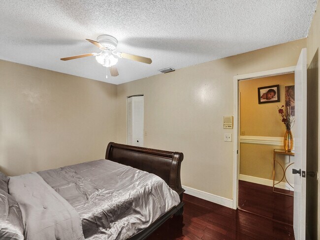 Building Photo - 9610 Dunhill Dr