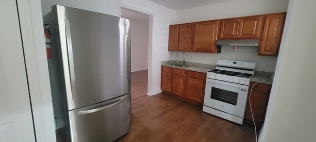 Building Photo - 930 W Belmont Ave