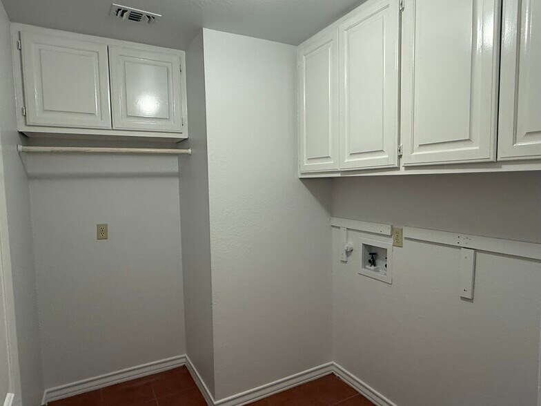 Building Photo - 1907 Summerwood Dr