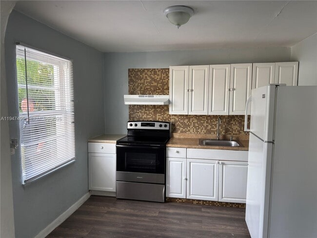 Building Photo - 921 N 17th Ct