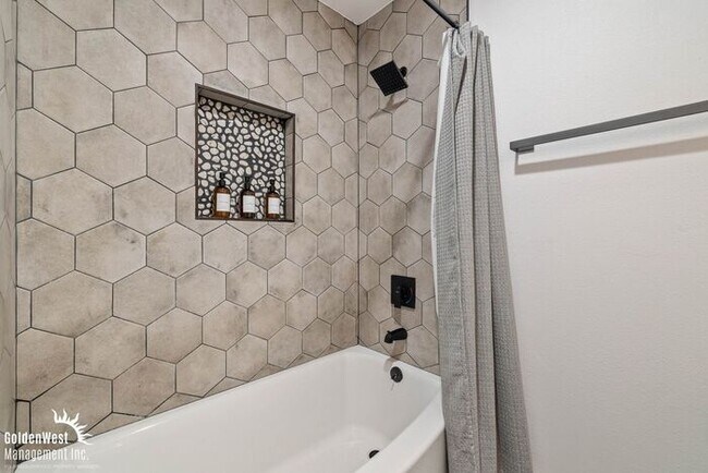 Building Photo - Charming 3Bdm 3Ba Unfurnished Home with Pa...