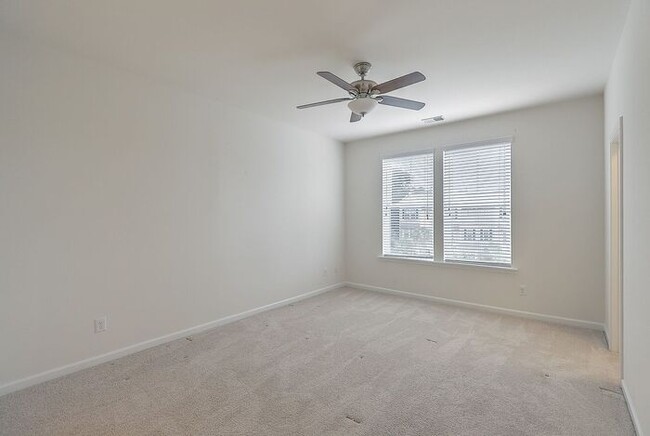 Building Photo - Spacious Mt. Pleasant Townhome!