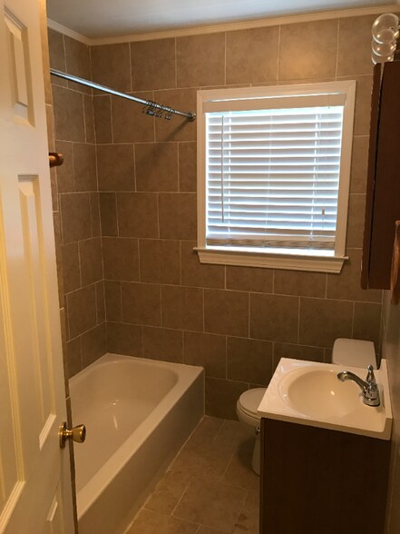 Building Photo - 6 E Wantoot Blvd