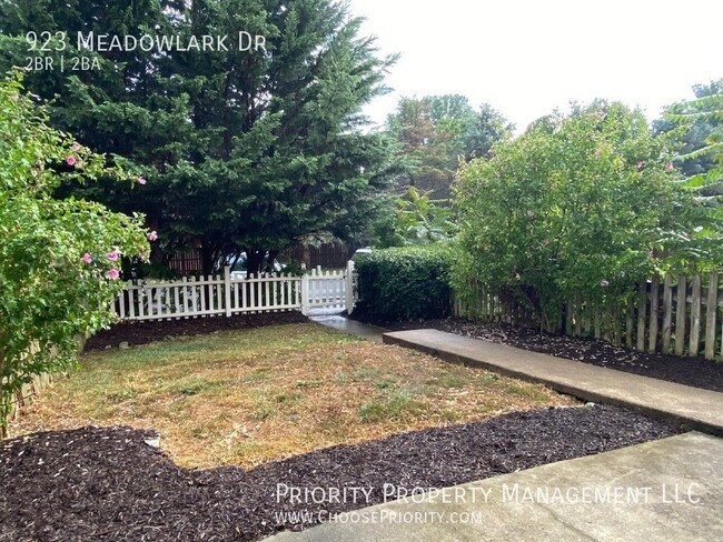 Building Photo - 923 Meadowlark Dr