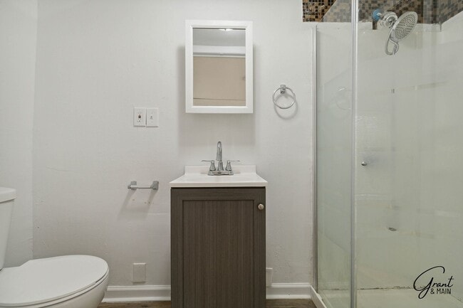 Building Photo - 4 Bedroom 2 Bath