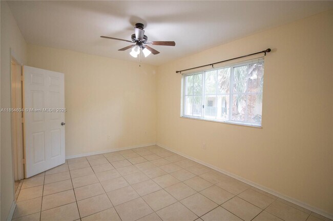 Building Photo - 2469 Centergate Dr