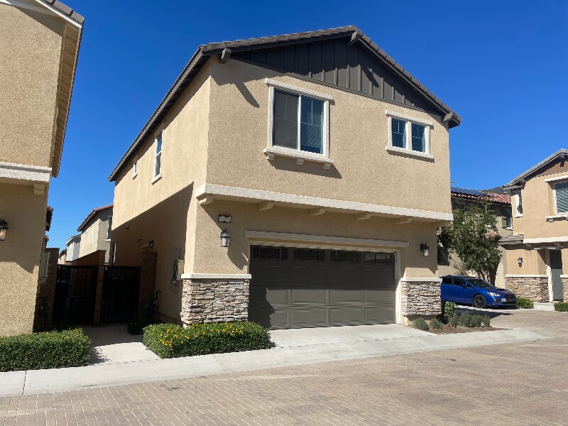 Building Photo - 16254 Lozano St