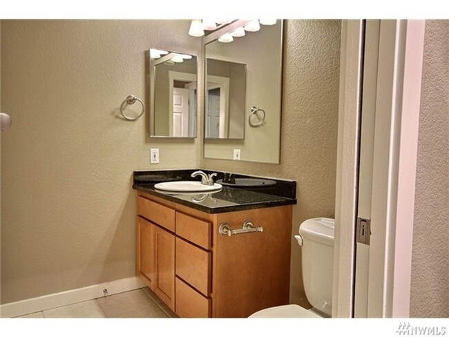 Building Photo - 2 Bed 1 Bath Condo in Remodeled Esplanade ...