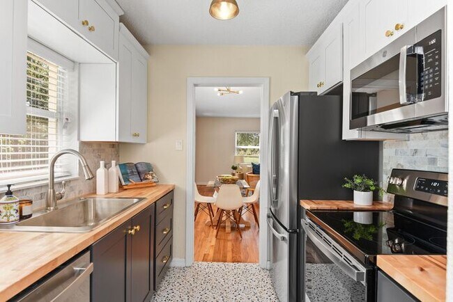 Building Photo - Charming bungalow in Winter Park