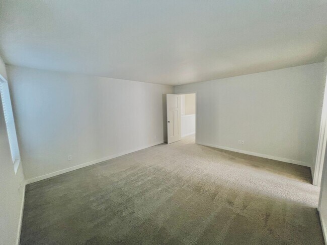 Building Photo - AVAILABLE NOW! 3BD 2.5 BATH TUMWATER LIVING