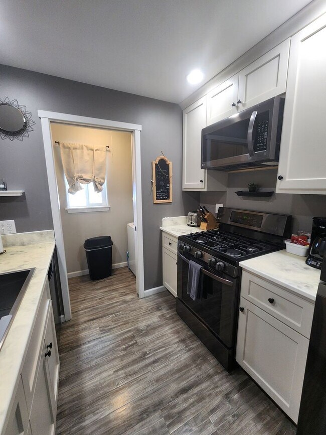 Building Photo - Beautiful Updated Unfurnished Apartment- All Utilities Included!