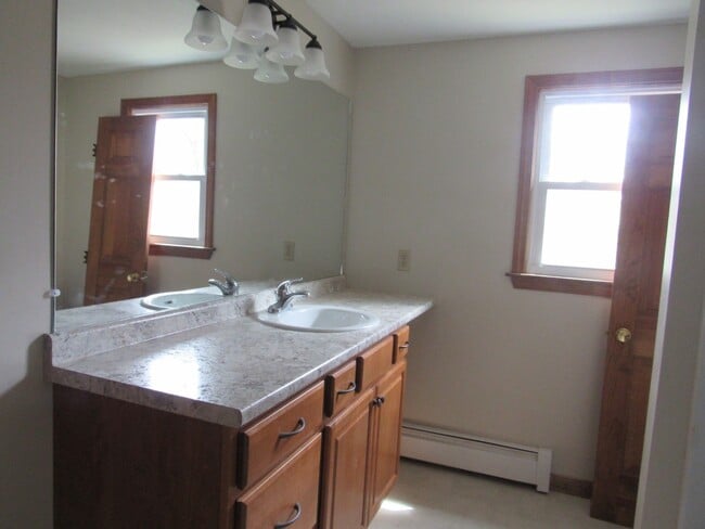 Building Photo - Dracut Beautifully renovated Townhouse for Rent!