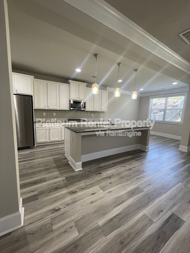 Building Photo - 5180 Mirror Lake Dr