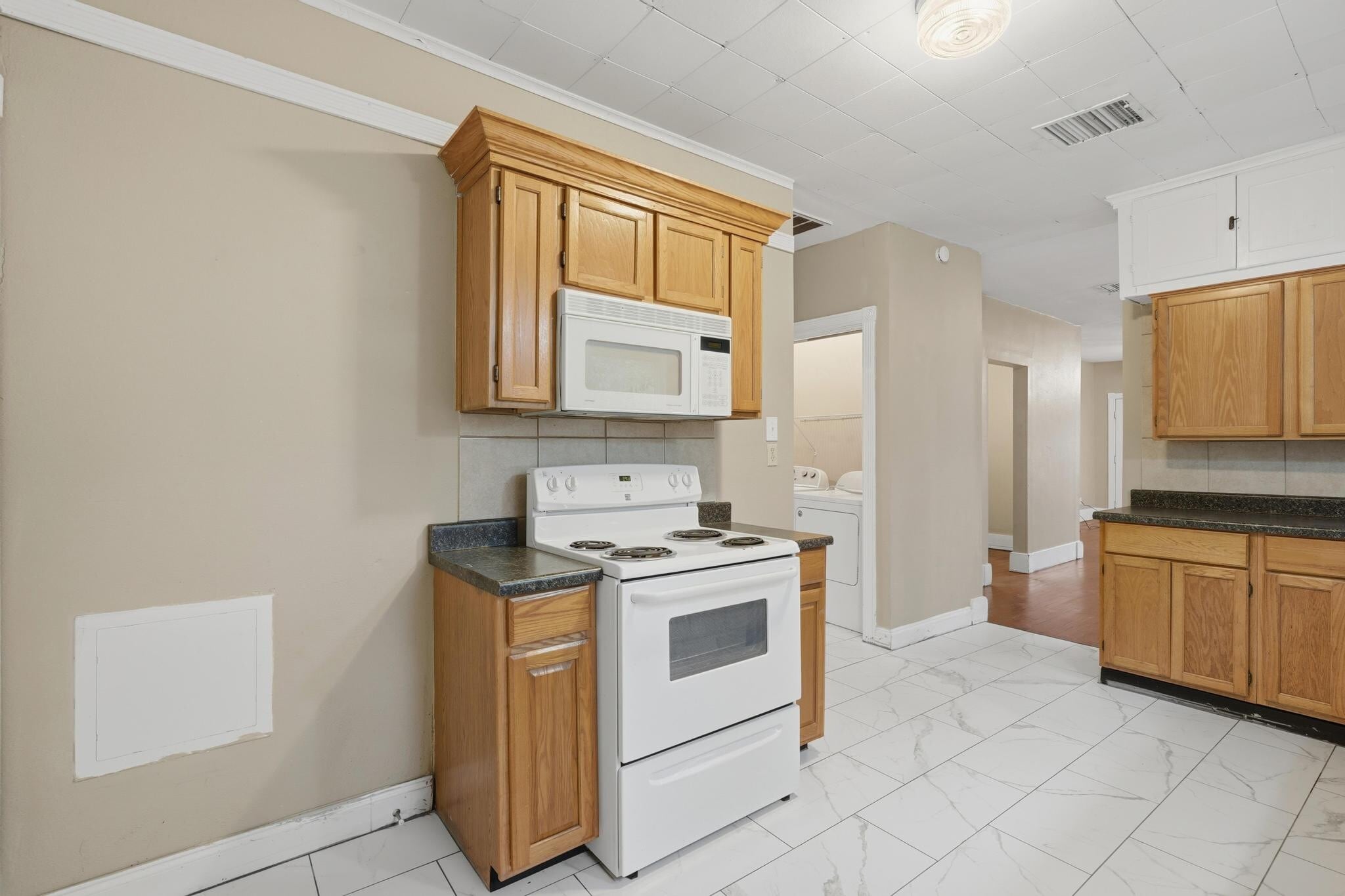 Building Photo - 1341 Hickory St