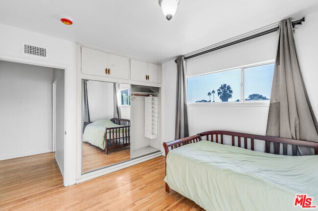Building Photo - 3632 Amesbury Rd