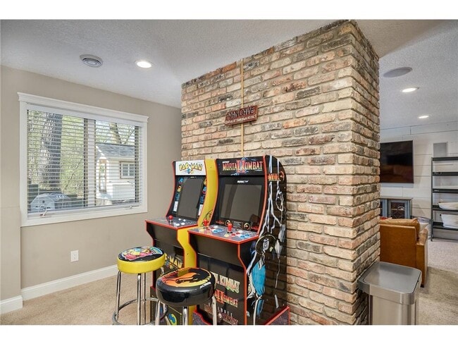 Building Photo - 1832 Essex Rd