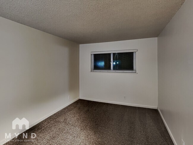 Building Photo - 870 Burbank Dr