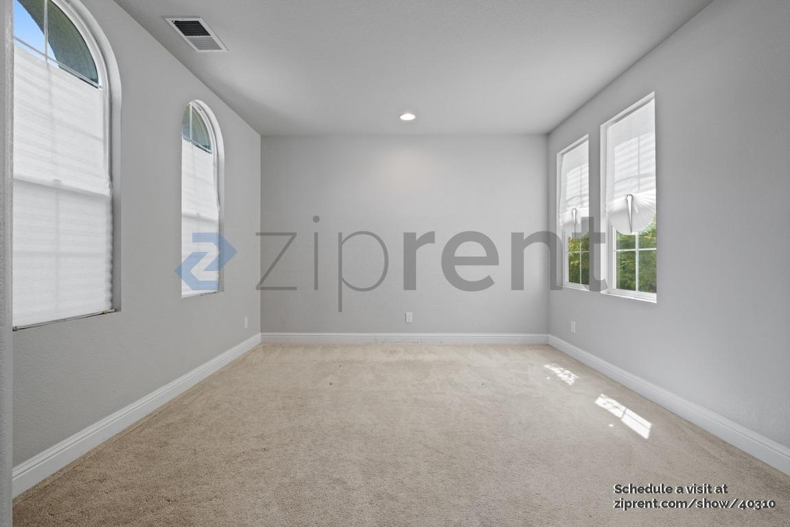 Building Photo - 2862 Safford Ave
