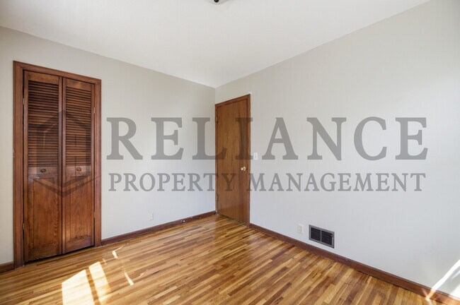 Building Photo - 2242 S Ridgewood Dr