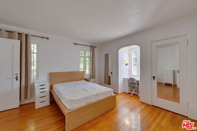 Building Photo - 10870 Wellworth Ave