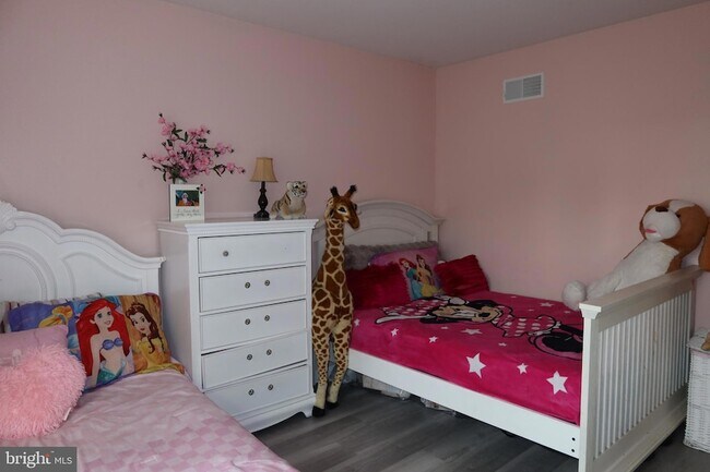 Building Photo - 629 Royal View Dr