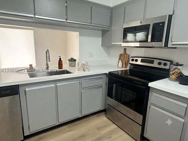 Building Photo - 9055 SW 147th Ct