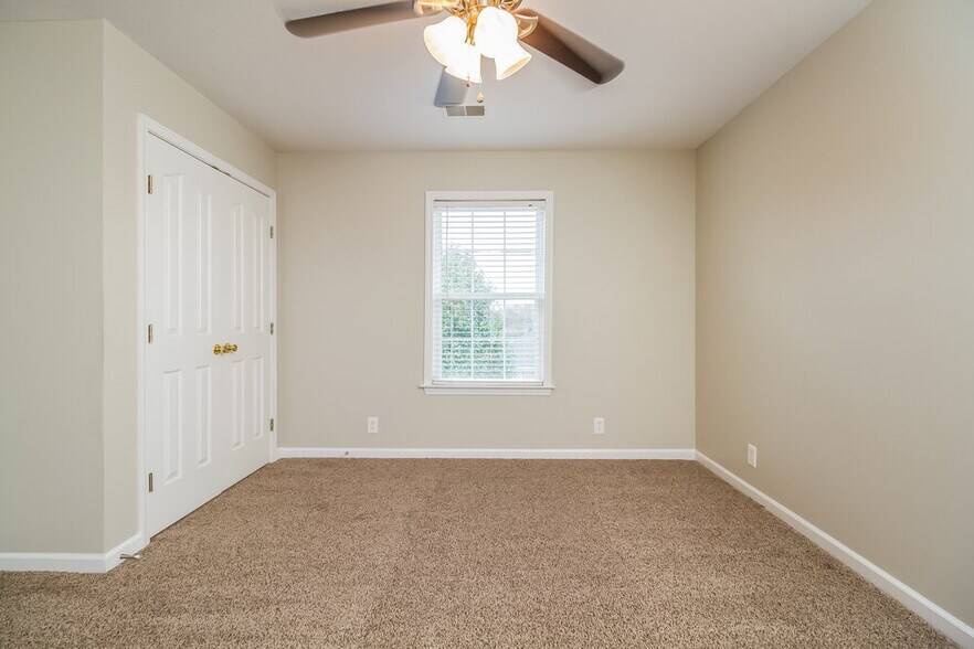 Building Photo - 2910 Iona Dr