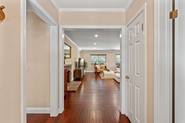 Building Photo - Chic Family house in West Covina