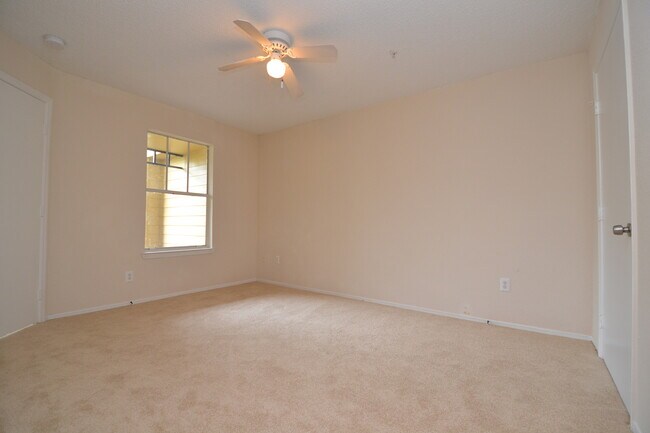 Building Photo - Beautiful 1/1 in Villas Del Sol ~ Gated Comm w/ Resort-Style Amenities!