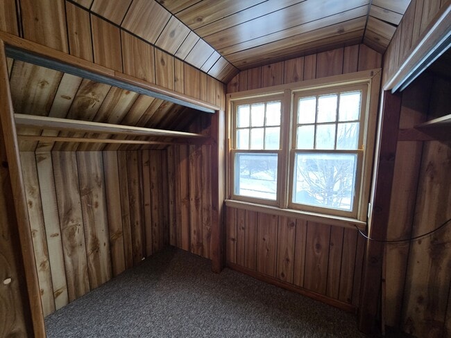 Building Photo - 401 Charles St