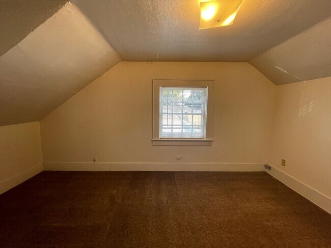 Building Photo - 4 Bedroom Campus House!