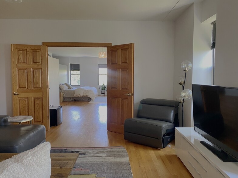 Building Photo - 900 Hickory St