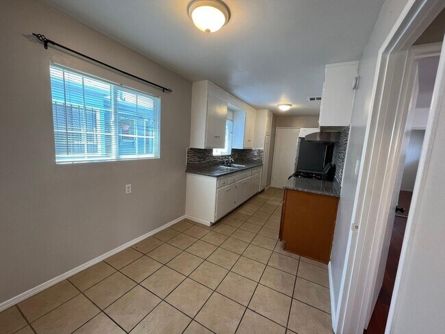 Building Photo - Single level condo