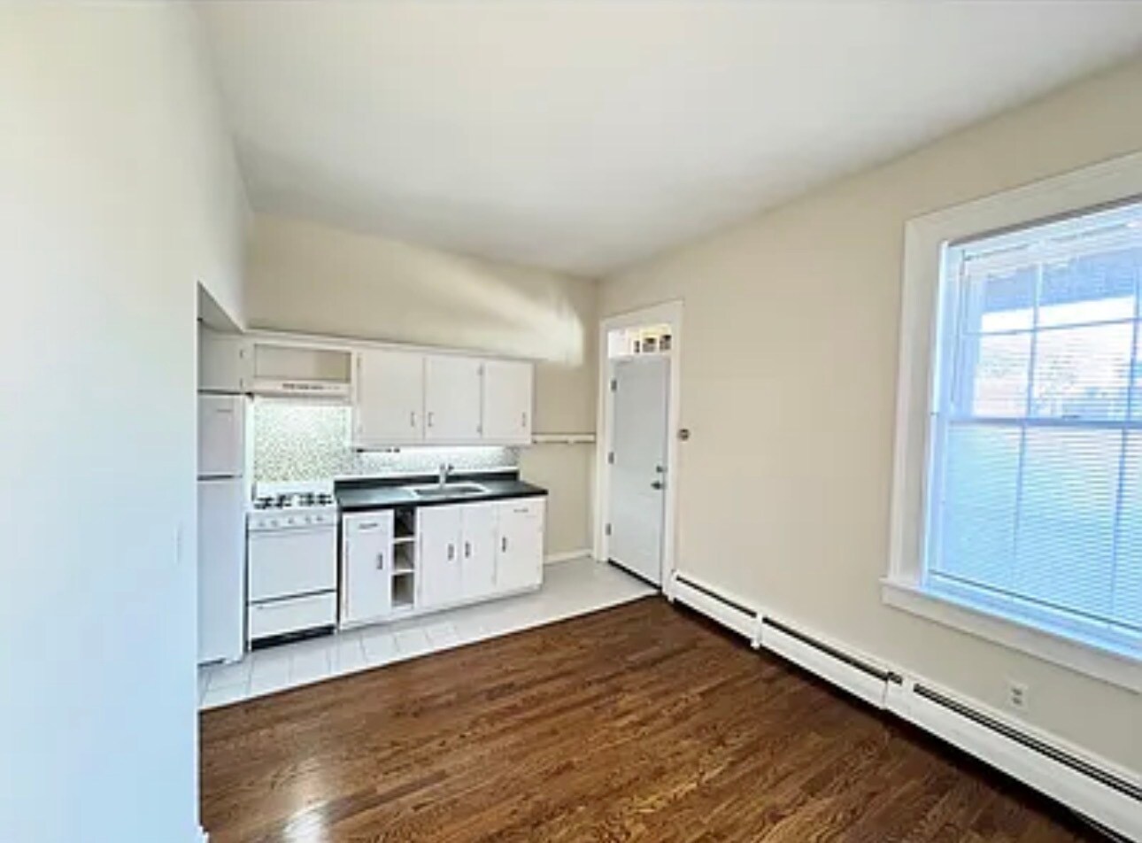 Kitchen/LR - 40 Franklin St