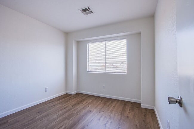 Building Photo - Lovely 4 bedroom 2.5 bath townhome in North Las Vegas gated community with a pool!