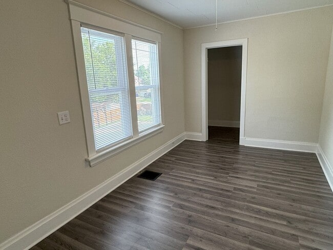 Building Photo - 5 bedroom home near Lincoln Park and Uptown