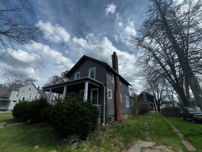 Building Photo - 320 10th St