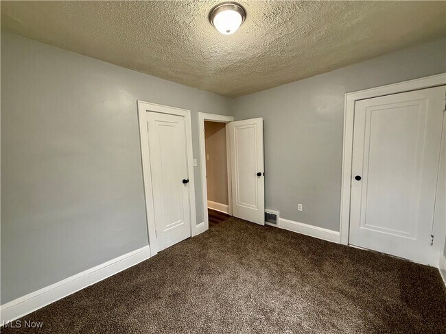 Building Photo - 810 Thayer St