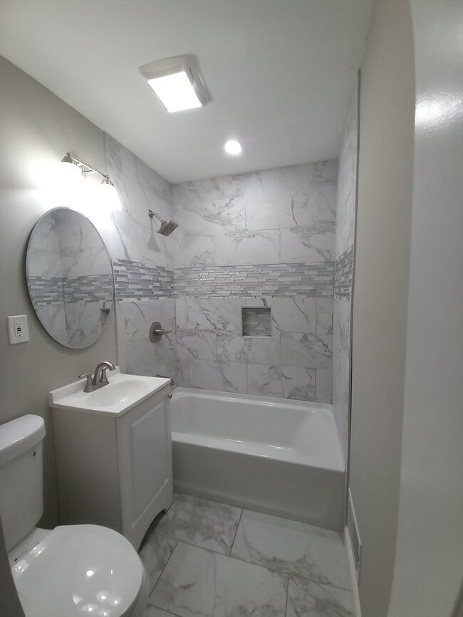Building Photo - Newly updated 2 Bedroom Home