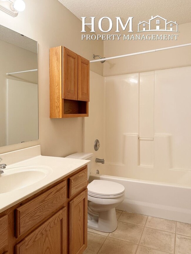 Building Photo - 3BR/2BA Townhome Available 9/1
