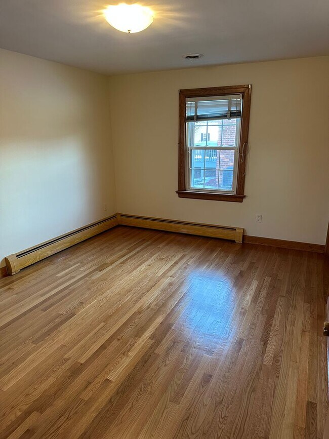 Building Photo - Well maintained 3 Bedroom/2 bath brick rancher in Mechanicsville with large backyard and two car ...