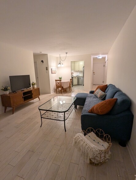 Living room viewed from patio doors - 575 Thayer Ave