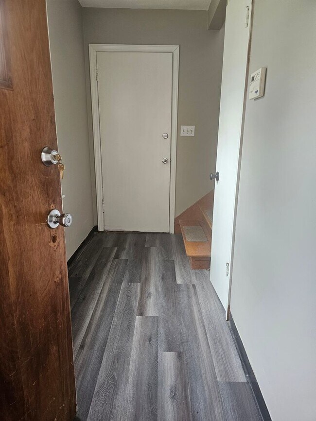 Building Photo - 800-802 E 75th Terrace - Duplex