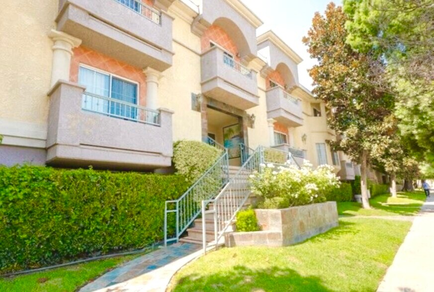 Building Photo - 7045 Woodley Ave