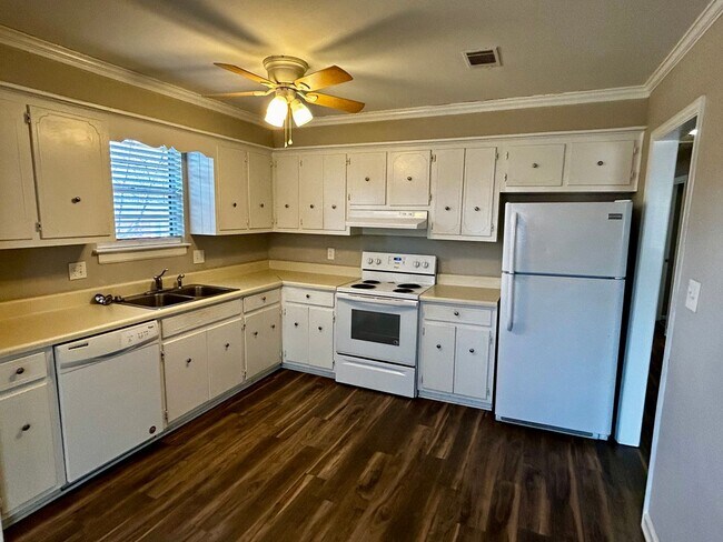 Building Photo - 235 Cavalier Dr