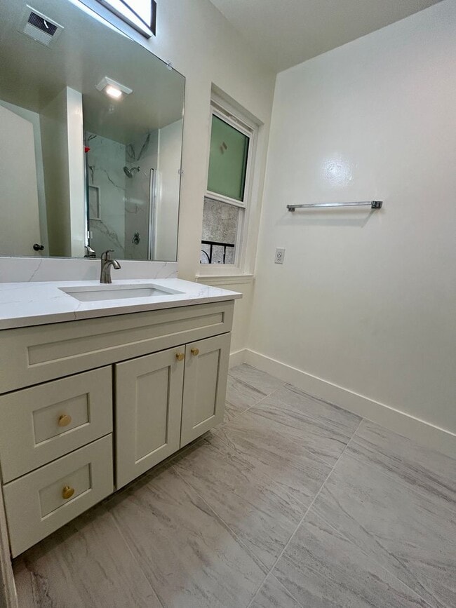 Building Photo - Updated townhome in the heart of Fremont