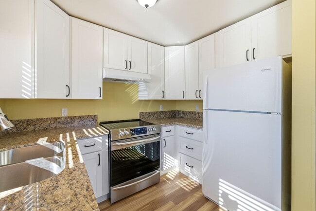 Building Photo - Updated and Well Maintained 2 Bedroom Apartment in the Heart of Old Towne Orange